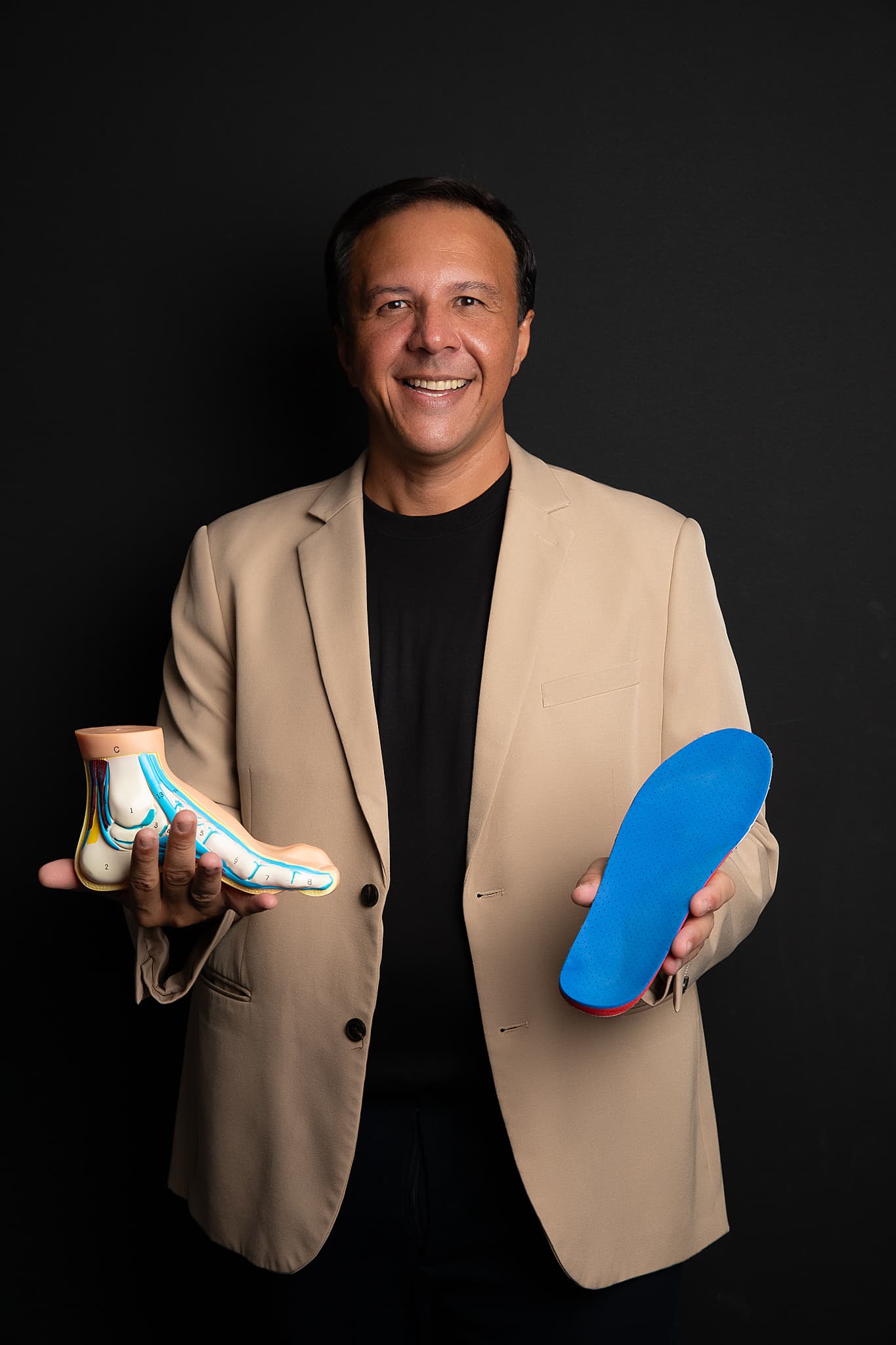 Prof. Me. Rafael Fernandes Temoteo com modelo anatômico do pé e palmilha funcional